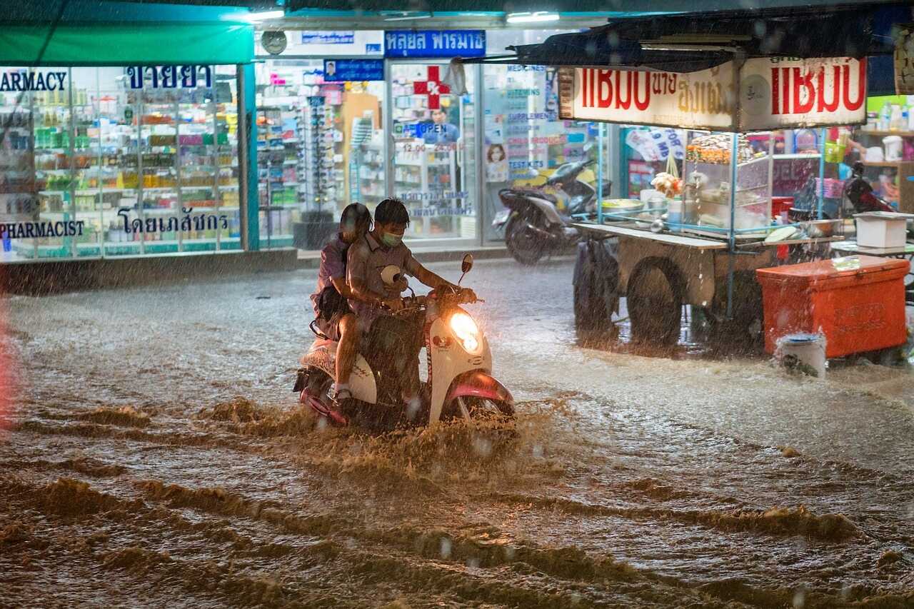 Wetter in Thailand Überflutungen wahrend der Regenzeit vom Juni bis Oktober