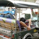 Sabai Sabai auf Thai, Tuktuk-Fahrer geniesst sein Leben