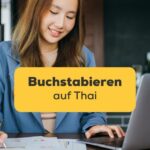 Thailändische Frau lernt das Buchstabieren auf Thai
