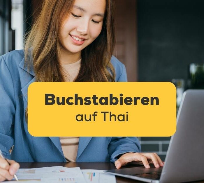 Thailändische Frau lernt das Buchstabieren auf Thai
