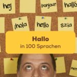 Mann mit Notizzetteln mit Hallo in 100 Sprachen