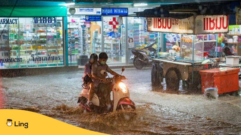 Überflutung auf einer Straße während der Regenzeit in Thailand