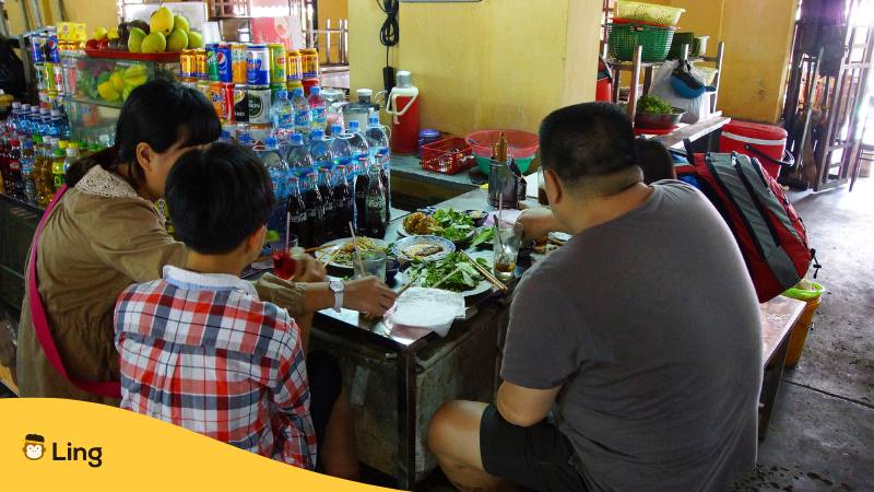 Familie sitzt an einem Tisch in einem thailändischen Restaurant und genießt das Essen