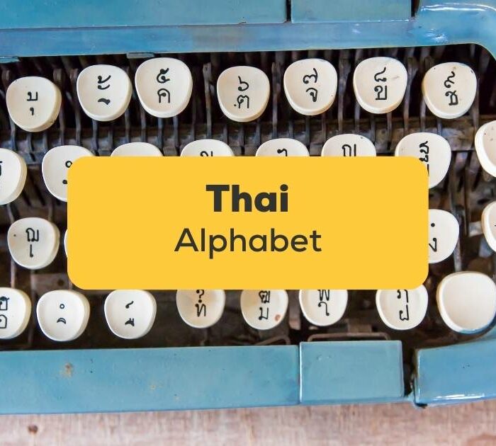 Alte Schreibmaschine mit Buchstaben aus Thailändische Alphabet mit Phonetik lernen