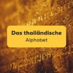 Nahaufnahme einer alten thailändischen Steininschrift in der Provinz Sukhothai. Lerne das Thailändische Alphabet mit dem ultimativen Guide zur thailändischen Schrift mit der Ling-App.