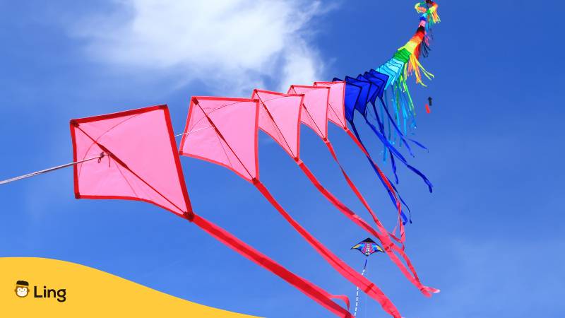 Farbenfrohe Drachen fliegen in der Luft in Thailand