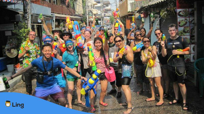 Feiernde Gruppe in Chiang Mai an Songkran, die an einer Wasserschlacht teilnehmen