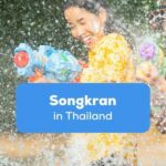 Zwei Frauen mit Wasserpistolen in einer Wasserschlacht an Songkran in Thailand