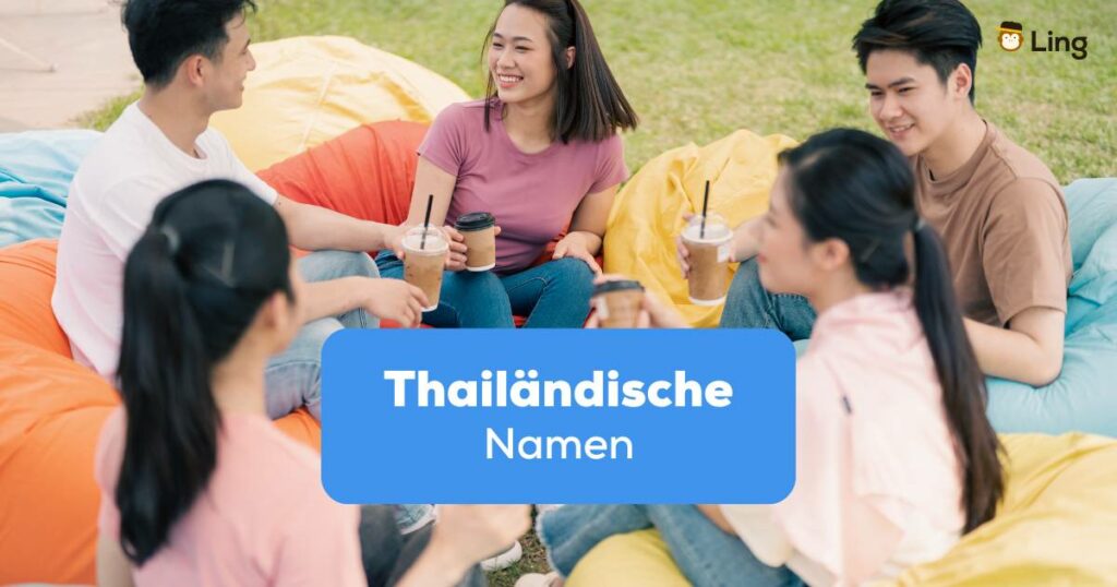 Thailändische Freundesgruppe sitzt im Park zusammen und hat Thailändische Namen