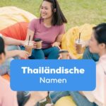 Thailändische Freundesgruppe sitzt im Park zusammen und hat Thailändische Namen