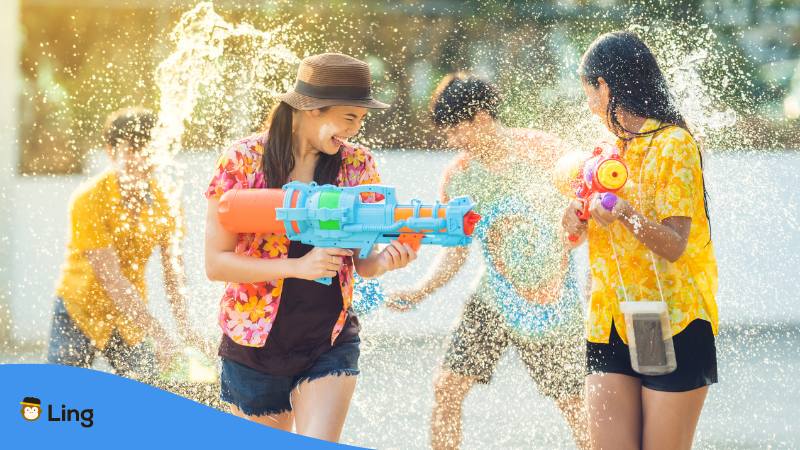 Freundesgruppe haben eine Wasserschlacht am thailändischen Neujahr Songkran