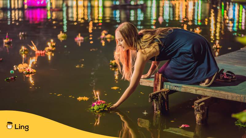 Junge Frau Feiert Loy Krathong Und Lässt Wünsche Auf Das Wasser. Loy Krathong Fest