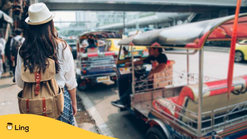 Junge Frau, Die Ferien In Thailand Macht Auf Den Straßen Bangkoks