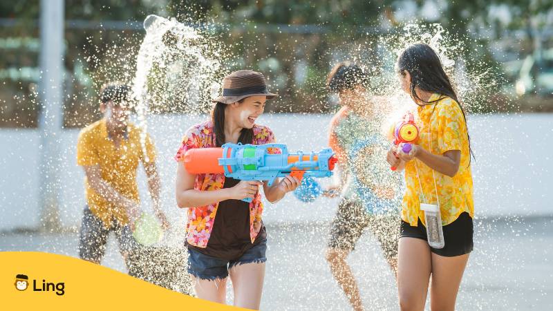 Thailänder Benutzen Wasserpistolen Beim Songkran-Fest Im Sommer April