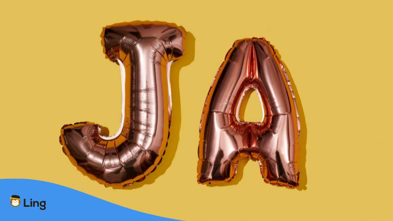 Rosegoldene Luftballons mit dem Buchstaben J und A, Ja auf Thai sagen