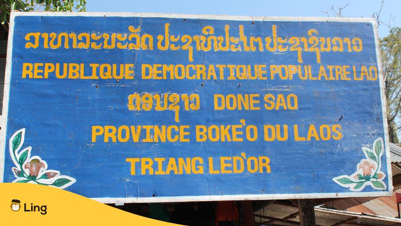 Laotisches Zeichen mit laotischer Schrift, englisch und französisch