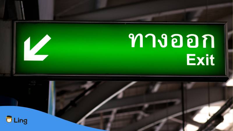 Ausgangsschild mit Thailändische Alphabet und auf Englisch übersetzt