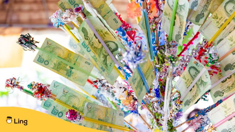Opfergabe, an denen Thai Baht Banknoten hängen, werden zum Songkranfest in Tempeln verschenkt, damit sich Buddhisten einen Verdienst machen können