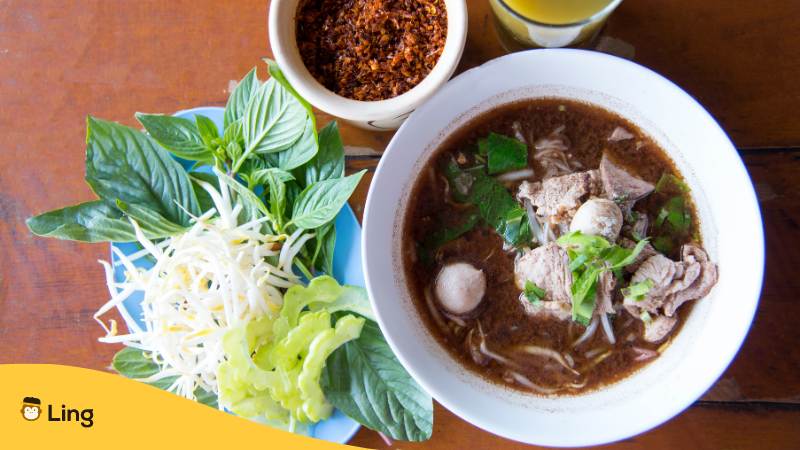 Ungewöhnliche thailändische Reisnudelsuppe Guay Tiew Rua auch Boat Noodle genannt, indem Blut als Verdickungsmittel hinzugefügt wird