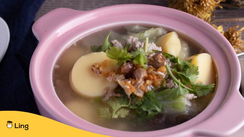 Eine milde Thai Suppe mit Tofu und Hackfleisch ist Käng Tschüd