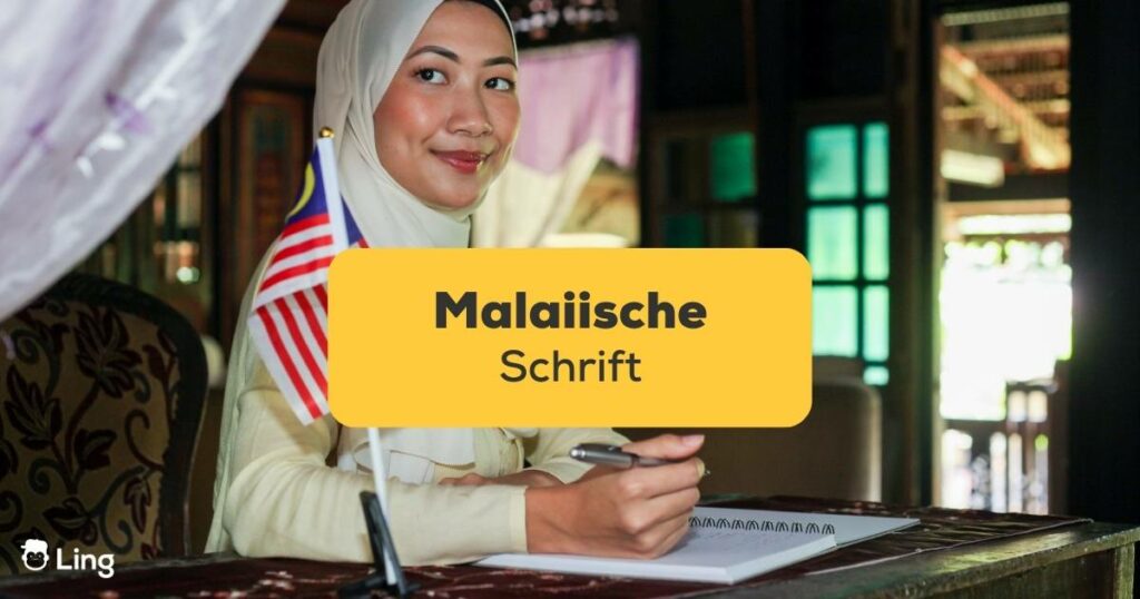 Frau in Malaysia sitzt an einem Schreibtisch mit einer malaysischen Flagge und schreibt die malaiische Schrift