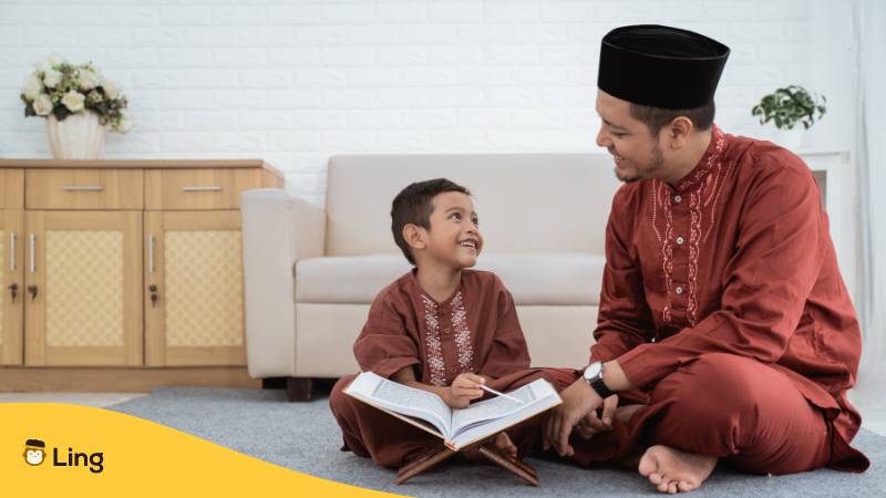 Vater bring seinem Sohn in Malaysia bei die arabische Schrift zu lesen, damit er den Koran lesen kann