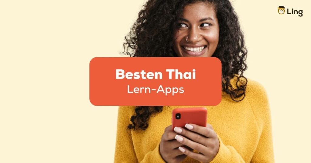 Frau mit Handy an freut sich darüber, die besten Apps um Thai zu lernen gefunden zu haben