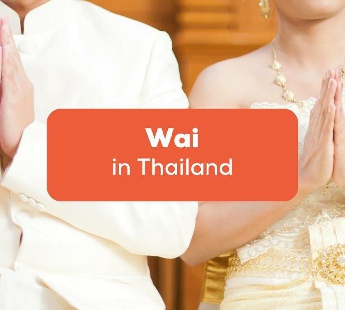 Frisch verheiratetes Ehepaar macht den Wai in Thailand