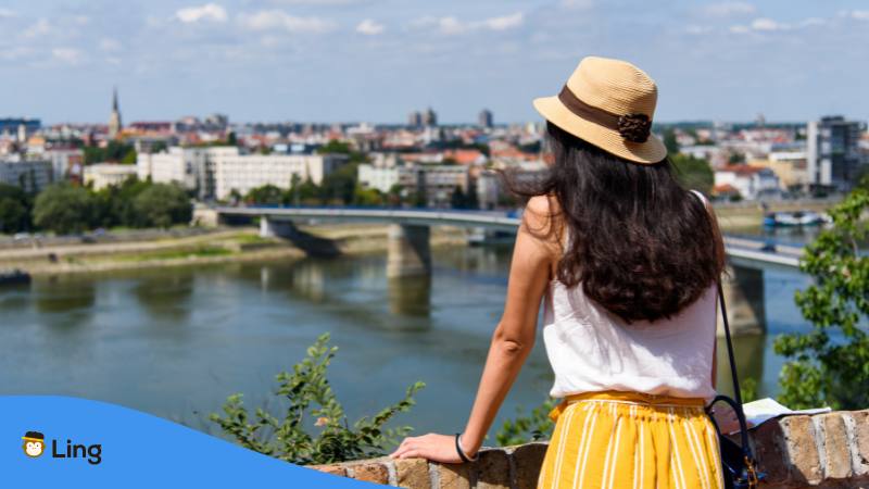 Touristin steht am Novi Sad in Serbien und möchte Serbisch lernen für ihre Reise