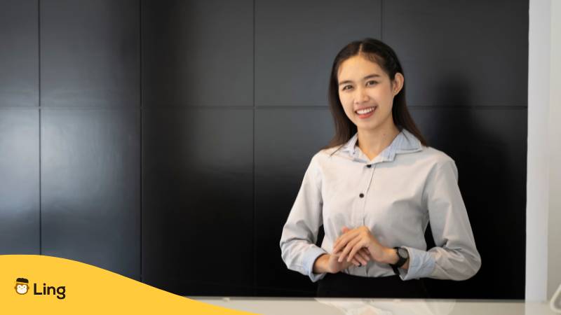 Thailändische Hotelrezeptionistin nutzt Na Ka auf Thai um höflich mit den Hotelgästen zu sprechen