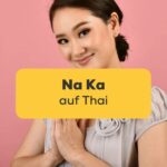 Höfliche Thai Frau macht den Wai und sagt Na Ka auf Thai