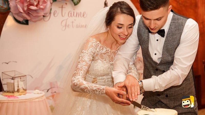10 Best Ways To Say I Love You In French husband and wife cutting cake