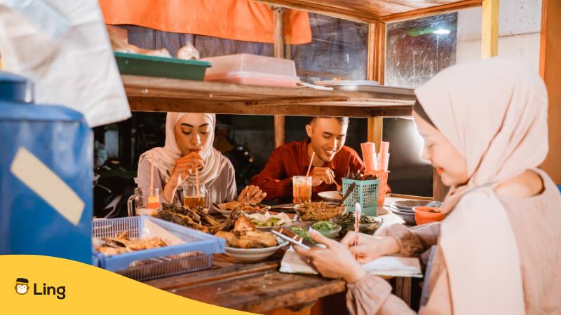 Familie genießt gemeinsam Street Food in Malaysia