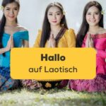 Drei Frauen machen sitzend den Nop um Hallo auf Laotisch zu sagen