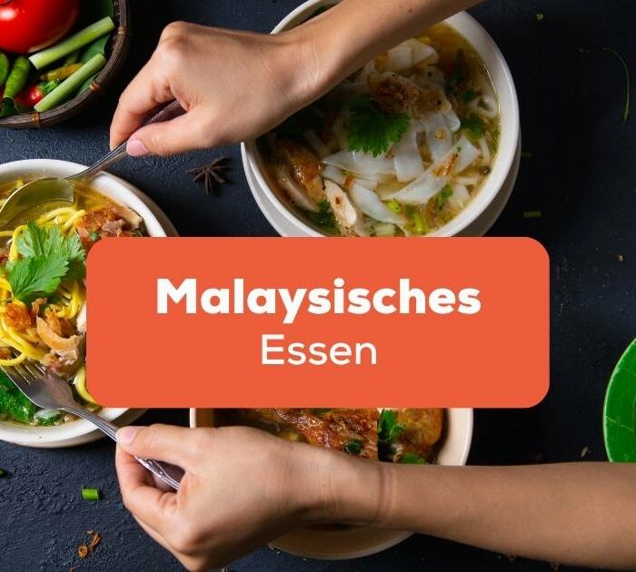 Tisch mit unterschiedlichen Essen in Malaysia