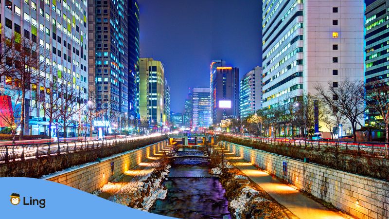 Sehenswurdigkeit in der koreanischen Hauptstadt der Cheonggyecheon-Fluss
