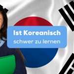 Frau mit Lernmaterialien in der Hand um Koreanisch zu lernen, im Hintergrund eine grosse koreanische Flagge