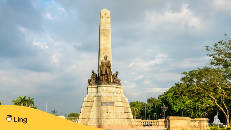 Tagalog prepositions sa - A photo of Dr. Jose Rizal statue in Luneta Park.