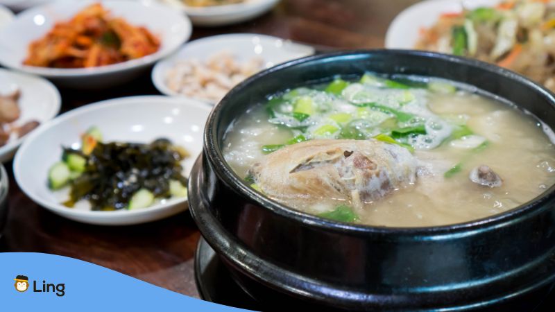 Koreanische Suppe mit Huhn Samgyetang