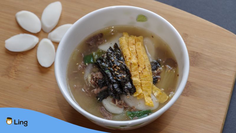 Koreanische Reiskuchen-Suppe