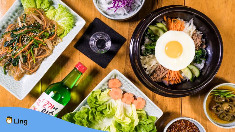Tisch voller koreanischer Gerichte und Beilagen