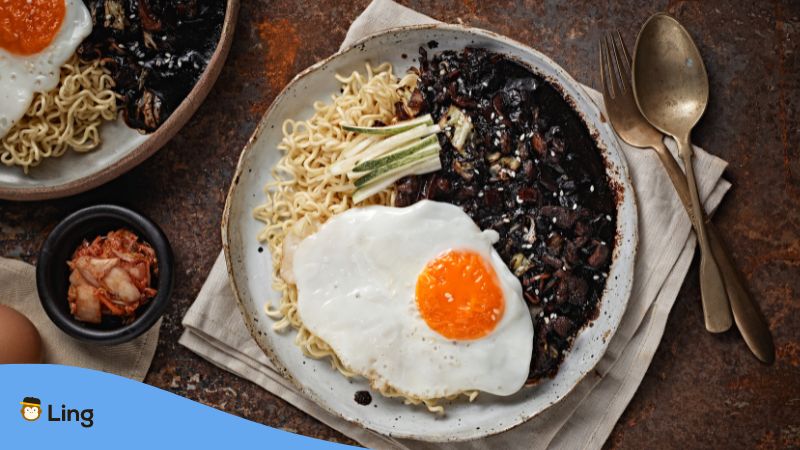 Koreanisches Nudelgericht mit schwarzer Bohnensauce Jajangmyeon