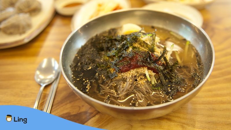 Koreanische Suppe mit kalten Buchweizennudeln