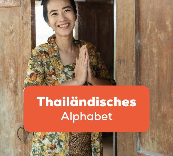 Thailändische Frau begrüßt mit einem Wai und sagt Willkommen auf Thai