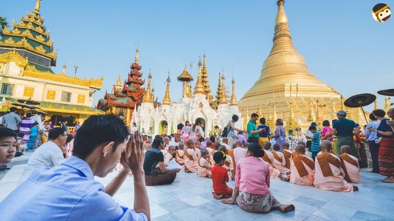 burmese people at the temple