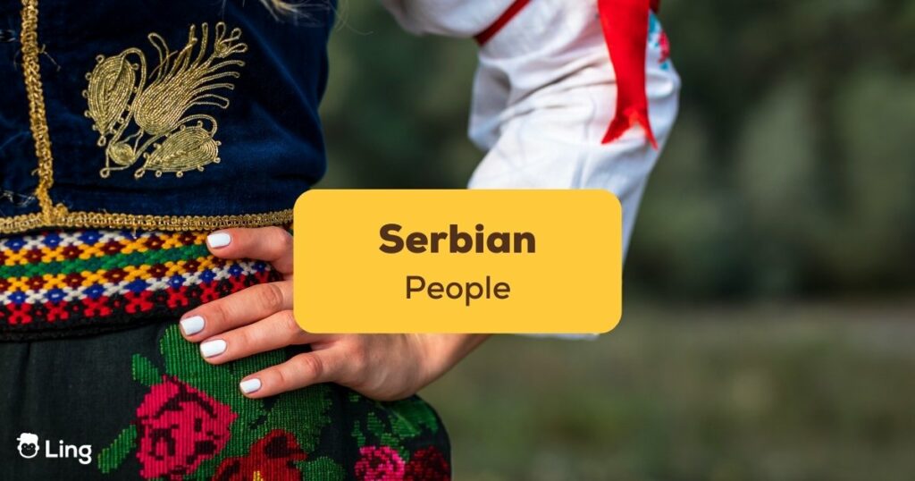 Serbische Menschen in traditioneller Tracht