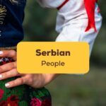 Serbische Menschen in traditioneller Tracht