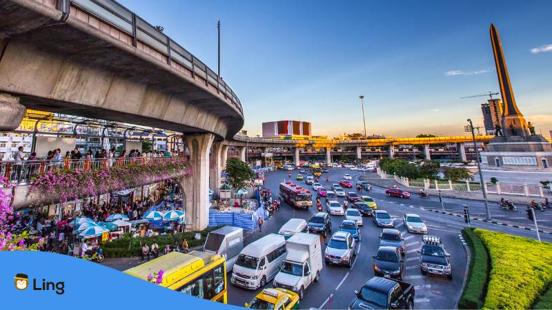 Dichter Verkehr am Victory Monument in Bangkok Thailand