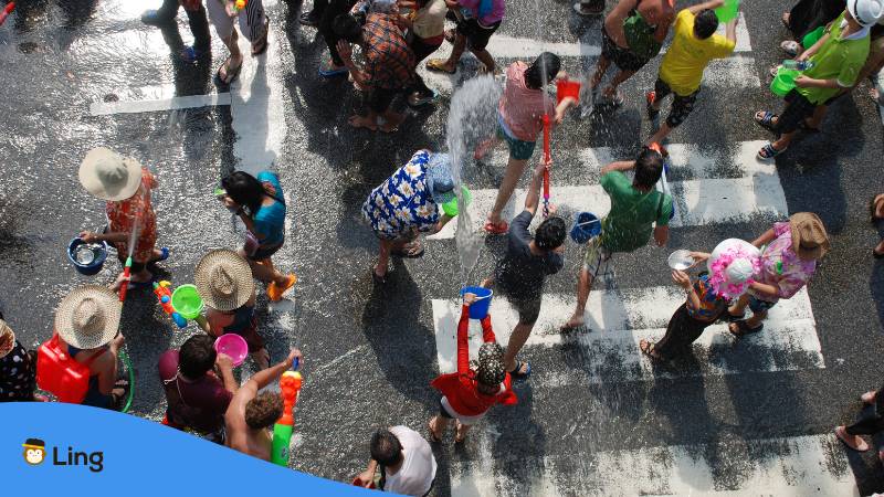 Thailändisches Neujahr ist eine riesige spaßige Wasserschlacht, ein Must Visit der Feste in Thailand