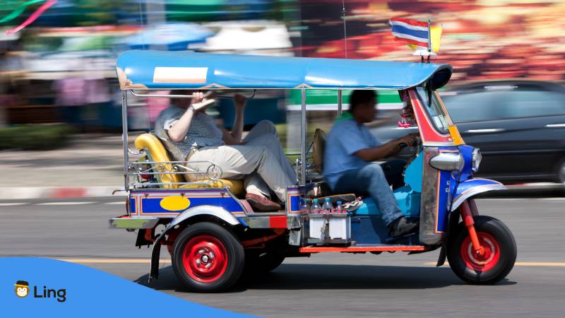 Fahrendes Tuktuk auf einer Straße in Thailand, als das berühmteste ikonische Verkehrsmittel in Thailand